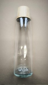 Elegancka butelka szklana z logo Unum pojemność 750 ml.