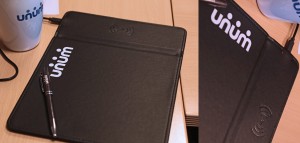 Podkładka pod mysz z bezprzewodową podkładką do ładowania urządzeń mobilnych, które mają funkcję bezprzewodowego ładowania. W komplecie 40 cm kabel USB.